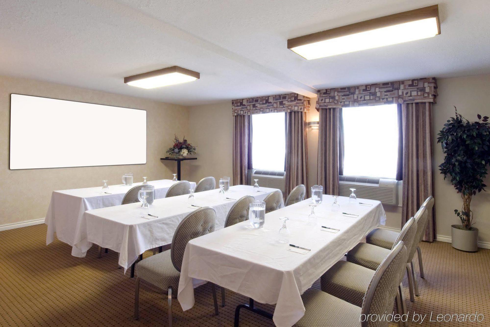 Holiday Inn Express & Suites Toronto Airport West By Ihg Миссиссага Экстерьер фото