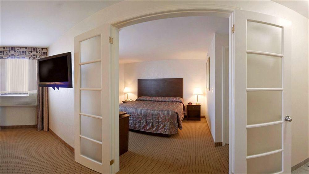 Holiday Inn Express & Suites Toronto Airport West By Ihg Миссиссага Экстерьер фото